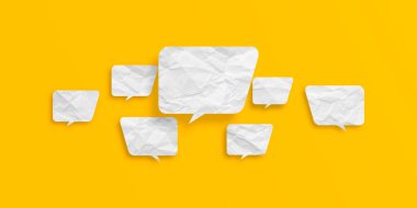 Beyaz konuşma balonu buruşmuş kağıt sarı arkaplanda izole edilmiş.