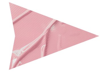 Pembe buruşmuş kağıt ok beyaz arkaplanda izole edilmiş.