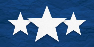 Beyaz kağıt yıldızlar, mavi buruşuk kağıt arka planda izole.