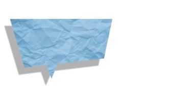 Açık mavi konuşma balonu buruşmuş kağıt beyaz arkaplanda izole edilmiş