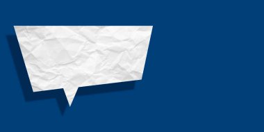 Beyaz konuşma balonu buruşmuş kağıt mavi arkaplanda izole edilmiş