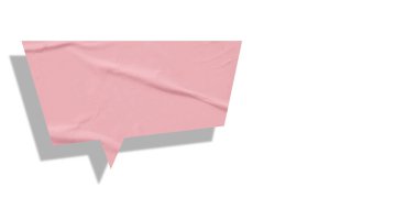 Pembe konuşma balonu buruşmuş kağıt beyaz arkaplanda izole edilmiş.