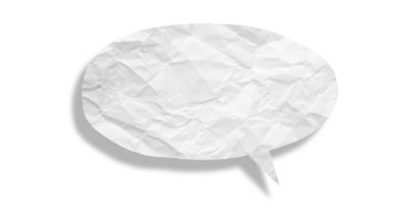 Beyaz konuşma balonu buruşmuş kağıt beyaz arkaplanda izole