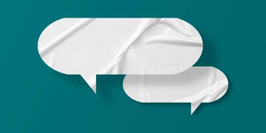 Beyaz konuşma balonu buruşmuş kağıt yeşil arka planda izole