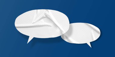 Beyaz konuşma balonu buruşmuş kağıt mavi arkaplanda izole edilmiş