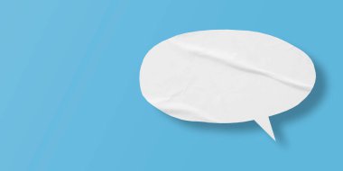 Beyaz konuşma balonu buruşmuş kağıt açık mavi arkaplanda izole edilmiş