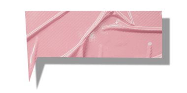 Pembe konuşma balonu buruşmuş kağıt beyaz arkaplanda izole edilmiş.