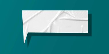 Beyaz konuşma balonu buruşmuş kağıt yeşil arka planda izole