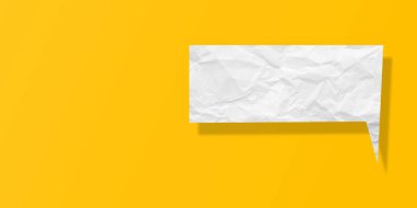 Beyaz konuşma balonu buruşmuş kağıt sarı arkaplanda izole edilmiş.