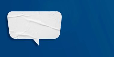 Beyaz konuşma balonu buruşmuş kağıt mavi arkaplanda izole edilmiş