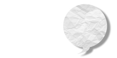 Beyaz konuşma balonu buruşmuş kağıt beyaz arkaplanda izole