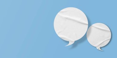 Beyaz konuşma balonu buruşmuş kağıt açık mavi arkaplanda izole edilmiş