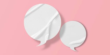 Pembe arka planda izole edilmiş beyaz buruşuk konuşma balonu kağıdı