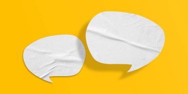 Beyaz konuşma balonu buruşmuş kağıt sarı arkaplanda izole edilmiş.