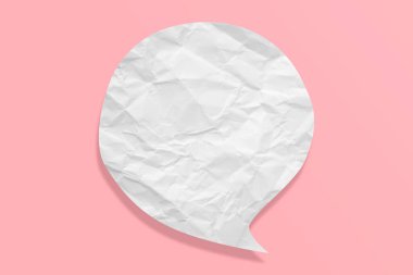 Pembe arka planda izole edilmiş beyaz buruşuk konuşma balonu kağıdı