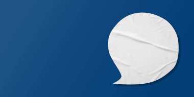 Beyaz konuşma balonu buruşmuş kağıt mavi arkaplanda izole edilmiş