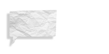 Beyaz konuşma balonu buruşmuş kağıt beyaz arkaplanda izole