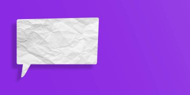 Beyaz konuşma balonu buruşmuş kağıt mor arkaplanda izole edilmiş.