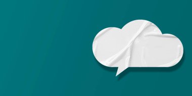 Beyaz konuşma balonu buruşmuş kağıt yeşil arka planda izole