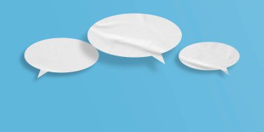 Beyaz konuşma balonu buruşmuş kağıt açık mavi arkaplanda izole edilmiş