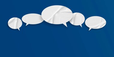 Beyaz konuşma balonu buruşmuş kağıt mavi arkaplanda izole edilmiş