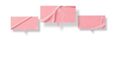 Pembe konuşma balonu buruşmuş kağıt beyaz arkaplanda izole edilmiş.