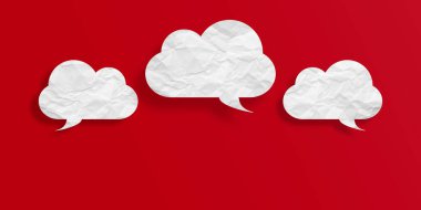 Kırmızı arkaplanda izole edilmiş beyaz konuşma balonu buruşmuş kağıt