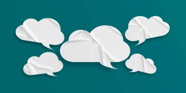 Beyaz konuşma balonu buruşmuş kağıt yeşil arka planda izole