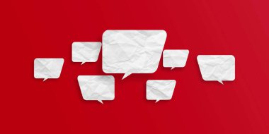 Kırmızı arkaplanda izole edilmiş beyaz konuşma balonu buruşmuş kağıt