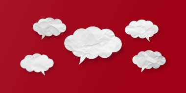 Kırmızı arkaplanda izole edilmiş beyaz konuşma balonu buruşmuş kağıt