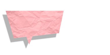 Pembe konuşma balonu buruşmuş kağıt beyaz arkaplanda izole edilmiş.