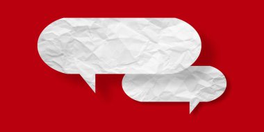 Kırmızı arkaplanda izole edilmiş beyaz konuşma balonu buruşmuş kağıt