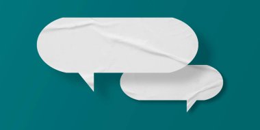 Beyaz konuşma balonu buruşmuş kağıt yeşil arka planda izole