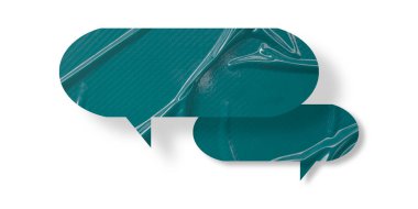 Yeşil konuşma balonu buruşmuş kağıt beyaz arkaplanda izole