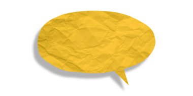 Sarı konuşma balonu buruşmuş kağıt beyaz arkaplanda izole edilmiş