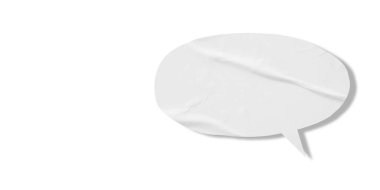 Beyaz konuşma balonu buruşmuş kağıt beyaz arkaplanda izole