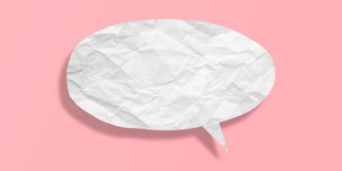 Pembe arka planda izole edilmiş beyaz buruşuk konuşma balonu kağıdı