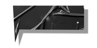 Beyaz arkaplanda izole edilmiş siyah buruşuk konuşma balonu kağıdı