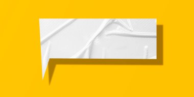 Beyaz konuşma balonu buruşmuş kağıt sarı arkaplanda izole edilmiş.