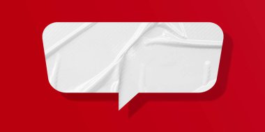 Kırmızı arkaplanda izole edilmiş beyaz konuşma balonu buruşmuş kağıt