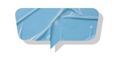 Açık mavi konuşma balonu buruşmuş kağıt beyaz arkaplanda izole edilmiş