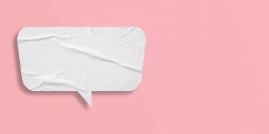 Pembe arka planda izole edilmiş beyaz buruşuk konuşma balonu kağıdı