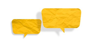 Sarı konuşma balonu buruşmuş kağıt beyaz arkaplanda izole edilmiş