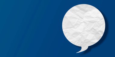 Beyaz konuşma balonu buruşmuş kağıt mavi arkaplanda izole edilmiş