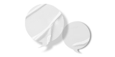 Beyaz konuşma balonu buruşmuş kağıt beyaz arkaplanda izole