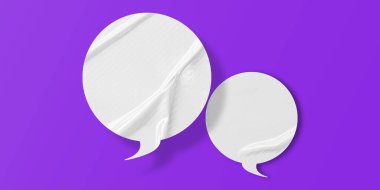 Beyaz konuşma balonu buruşmuş kağıt mor arkaplanda izole edilmiş.