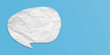 Beyaz konuşma balonu buruşmuş kağıt açık mavi arkaplanda izole edilmiş