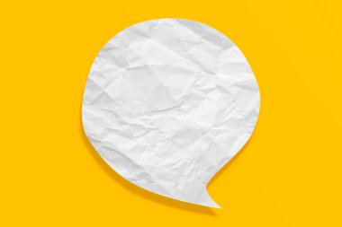 Beyaz konuşma balonu buruşmuş kağıt sarı arkaplanda izole edilmiş.