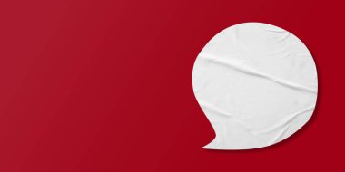 Kırmızı arkaplanda izole edilmiş beyaz konuşma balonu buruşmuş kağıt