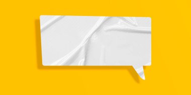 Beyaz konuşma balonu buruşmuş kağıt sarı arkaplanda izole edilmiş.